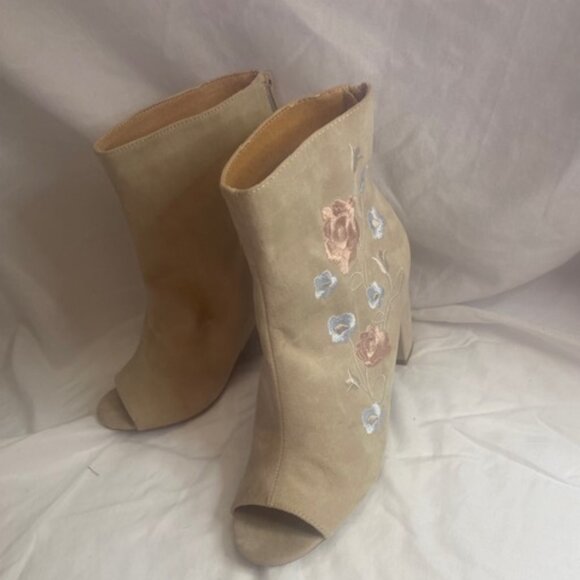 NY and Co Floral Taupe Tan Suede Ankle Bootie, Peep Toe Embroidered, size 8M - Picture 7 of 8